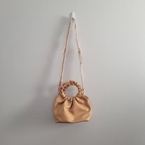 Tan faux leather ruched handbag with crossbody strap NWOT - Picture 6 of 10